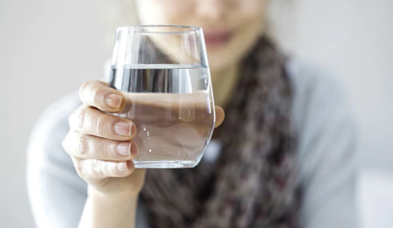 Drinking Water Benefits: सुबह खाली पेट पानी पीने के कई लाभ, त्वचा, पाचन तंत्र, वजन समेत इन रोगों का अचूक इलाज