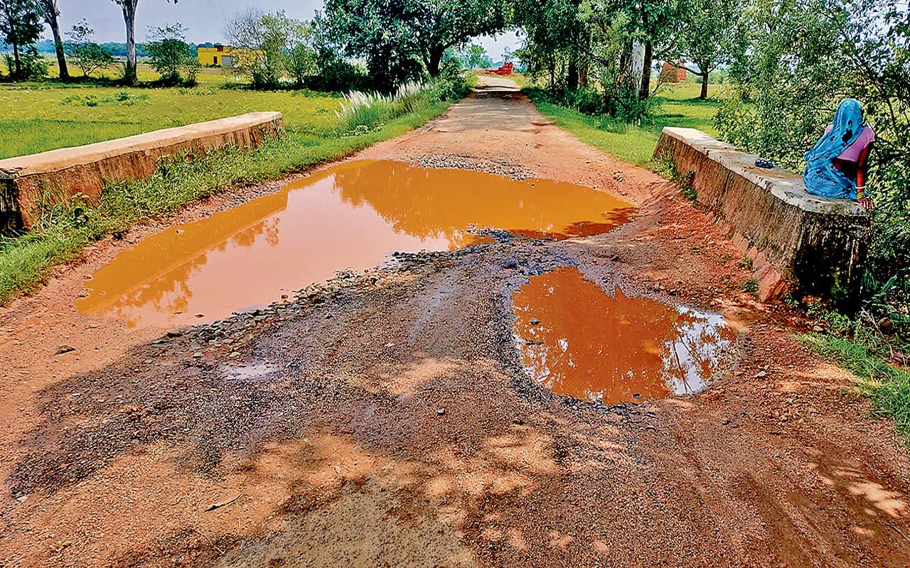 5 पंचायत को जोड़ने वाली सड़क पर जगह-जगह बने गड्ढे, गिरिडीह के बेंगाबाद-लुप्पी मार्ग पर चलना हुआ मुश्किल