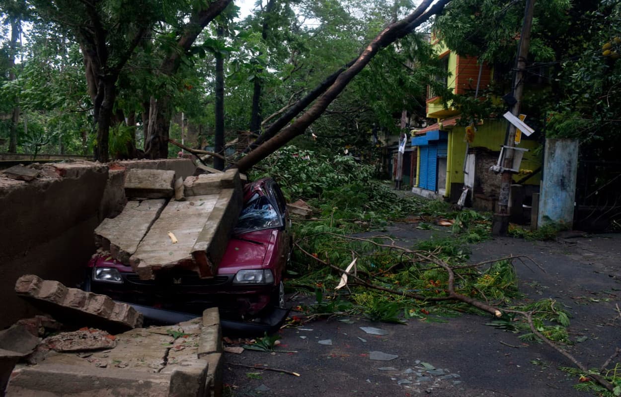 अम्फान तूफान से उत्पन्न स्थिति का आकलन करने पहुंची केंद्रीय टीम को ममता सरकार ने सौंपी रिपोर्ट, कहा- 1,02,442 करोड़ रुपये का हुआ नुकसान