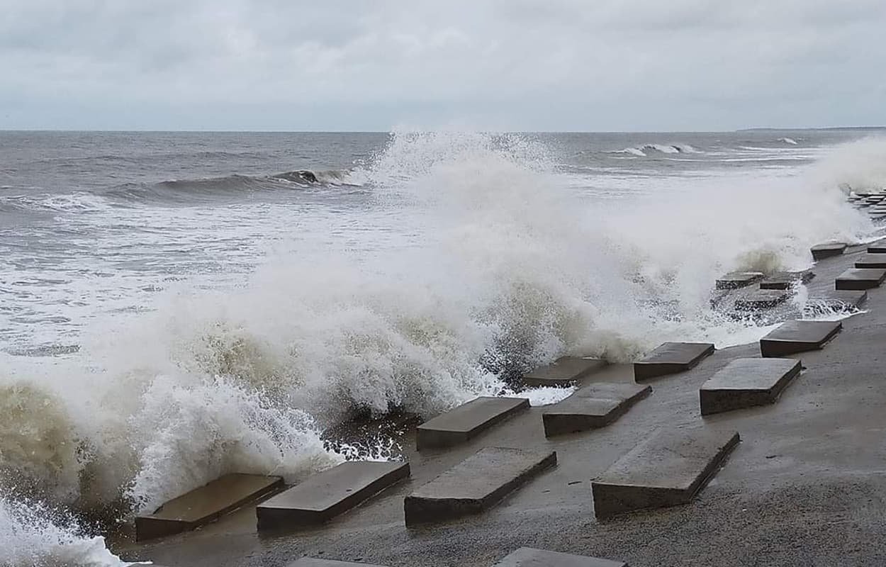 चक्रवाती तूफान 'अम्फान' का आगमन बुधवार दोपहर से शाम के बीच, तेज आंधी व बारिश की आशंका, लोगों को घरों में रहने की सलाह