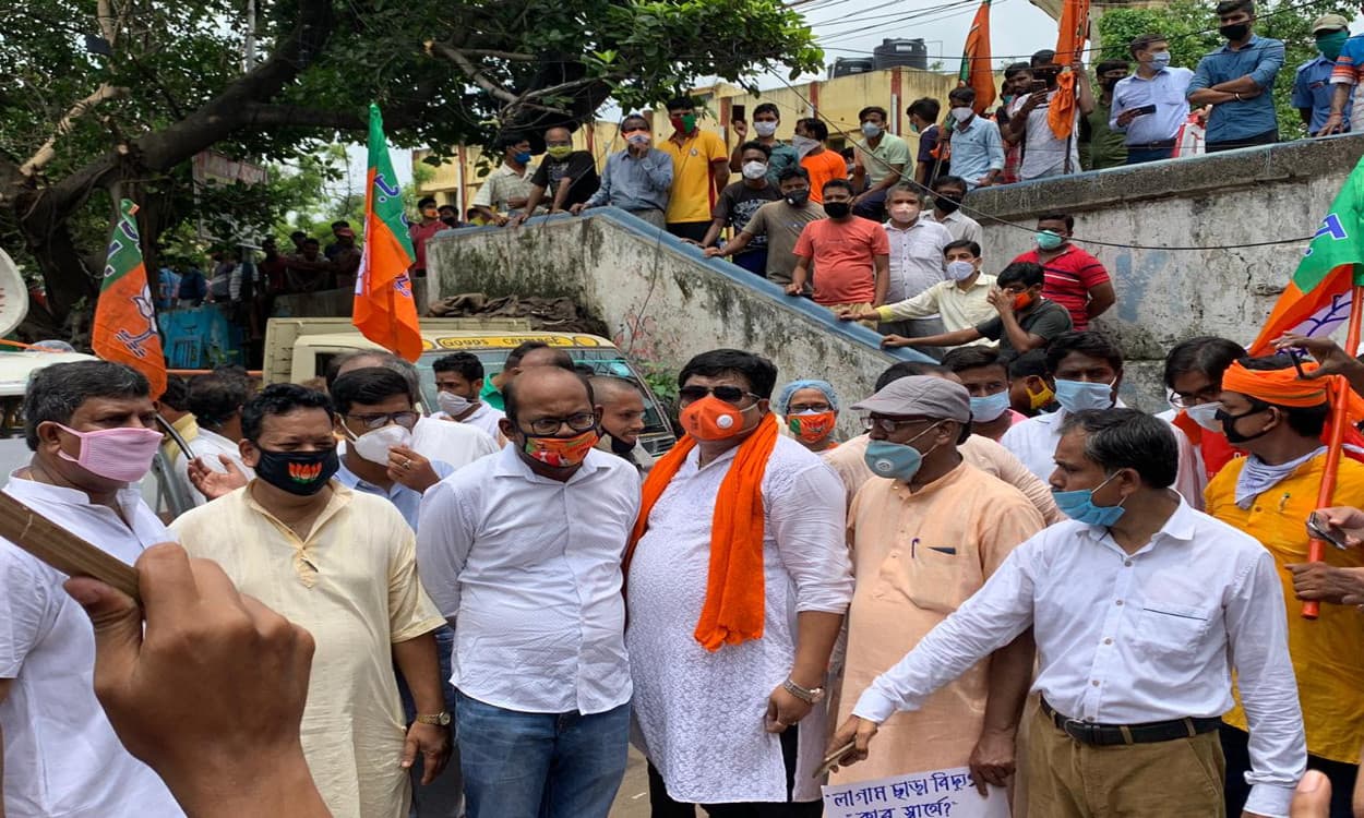 बिजली शुल्क वृद्धि के खिलाफ सड़क पर उतरी भाजपा, उग्र आंदोलन की दी धमकी बिजली शुल्क वृद्धि के खिलाफ सड़क पर उतरी भाजपा, उग्र आंदोलन की दी धमकी