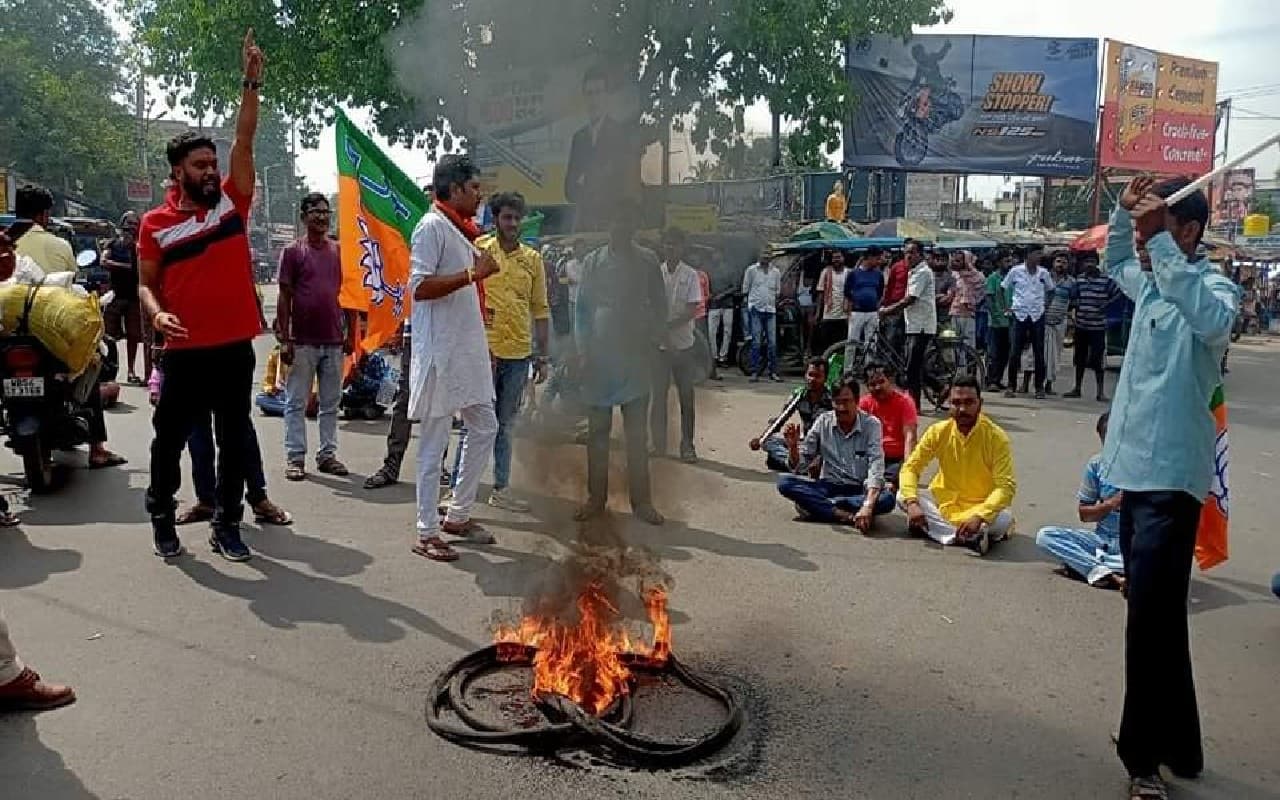 टेट अभ्यर्थियों पर पुलिस के लाठीचार्ज के खिलाफ बीरभूम में भाजपा का प्रदर्शन, टायर जलाकर रास्ता किया ब्लॉक