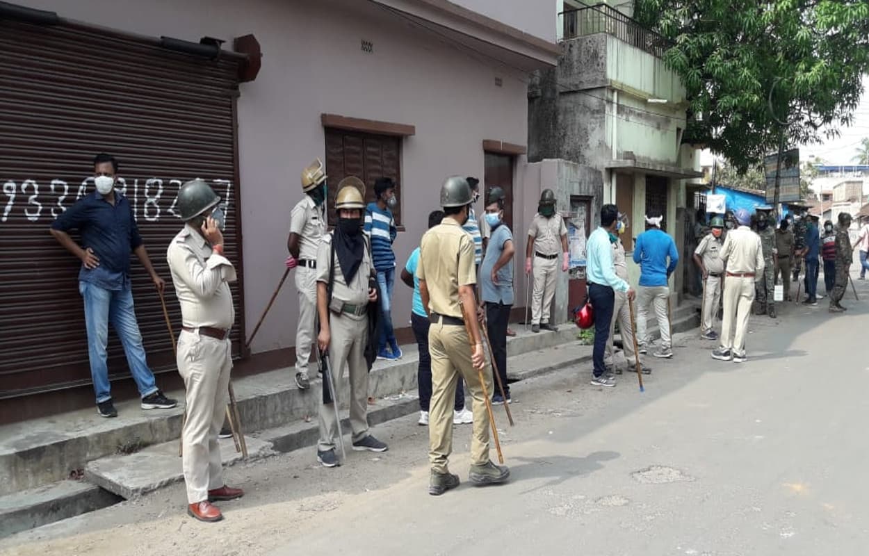 Lockdown : राशन वितरण को लेकर हुई मारपीट के बाद रणक्षेत्र बना बेलघरिया, गुस्साये लोगों ने पुलिस पर किया पथराव, पुलिस ने बरसायी लाठियां