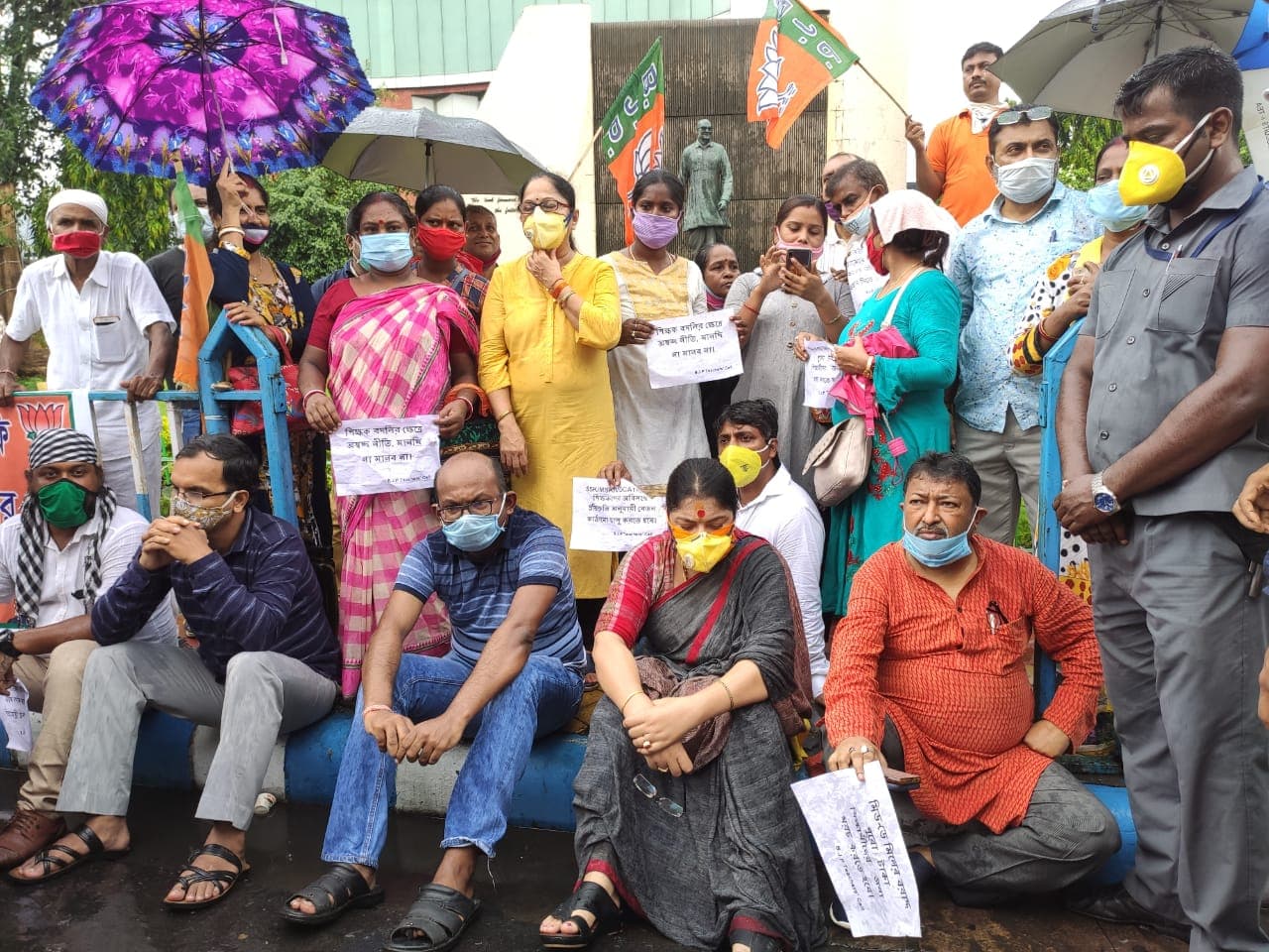 लॉकडाउन के दौरान प्राइवेट स्कूलों में फीस को भाजपा ने बनाया मुद्दा, सड़क पर उतरकर किया प्रदर्शन