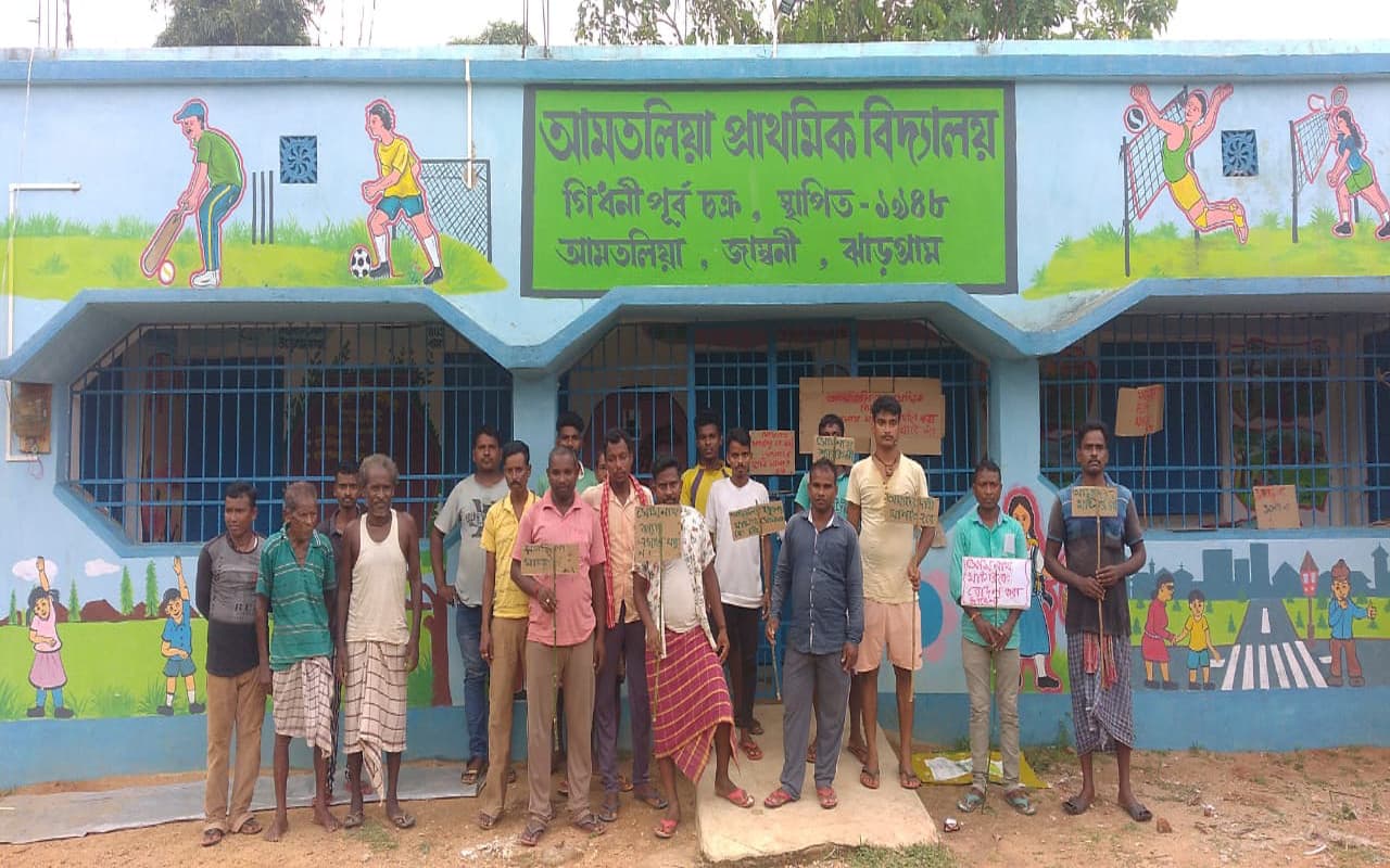 बंगाल : छात्रों के प्यारे शिक्षक सोमनाथ का आमतालिया से तबादला, विरोध में Parents ने स्कूल में जड़ा ताला