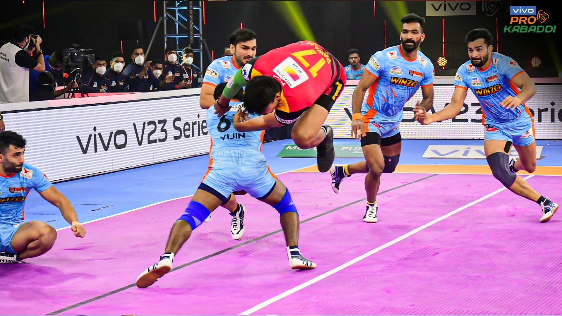 Pro Kabaddi League: बंगाल वॉरियर्स ने बेंगलुरु बुल्स को 40-39 से हराया, चमके मनिंदर सिंह