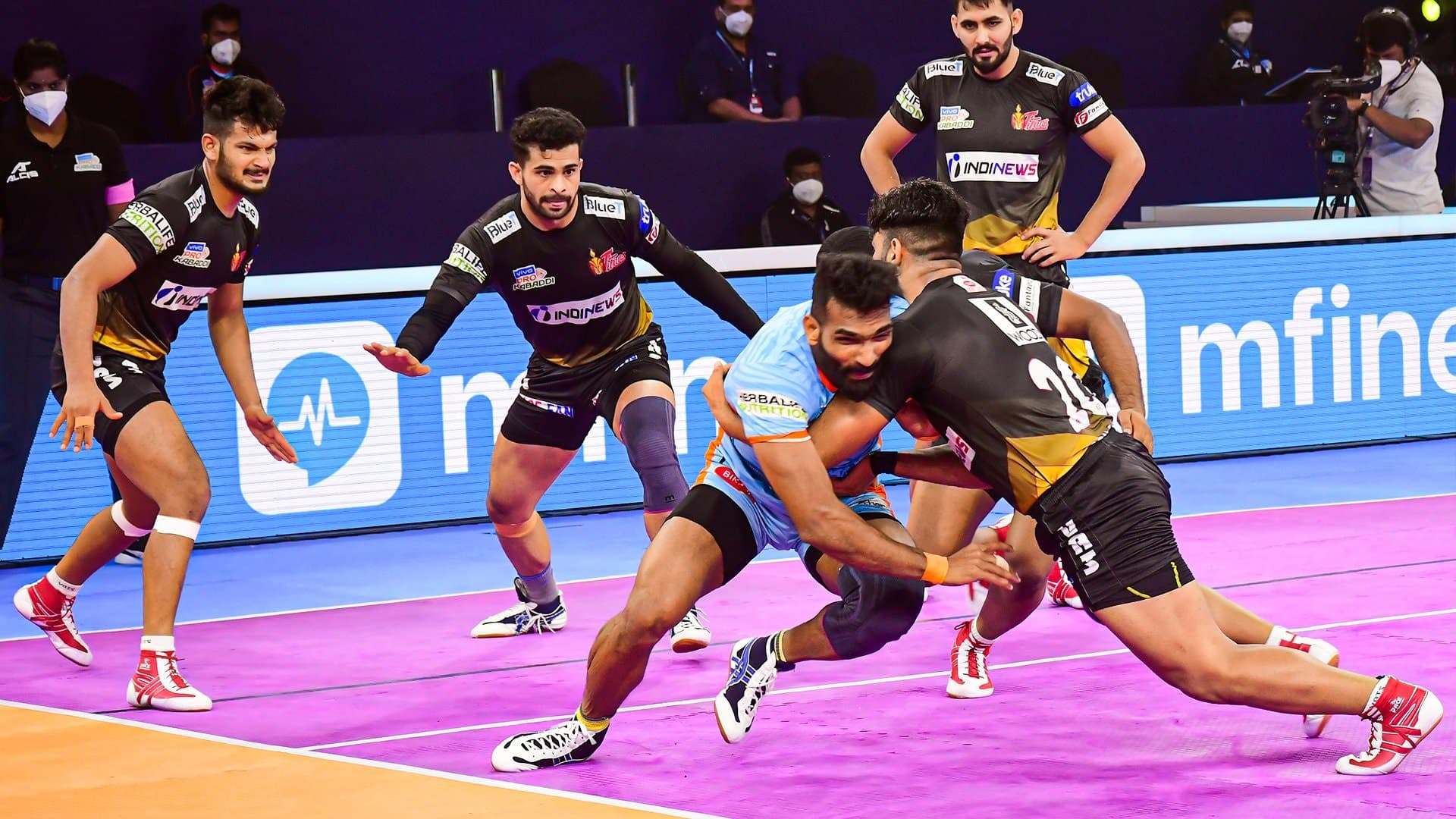 Pro Kabaddi League: बंगाल वॉरियर्स ने तेलुगु टाइटंस को 28-27 से हराया, मनिंदर सिंह का सुपर 10 रेड