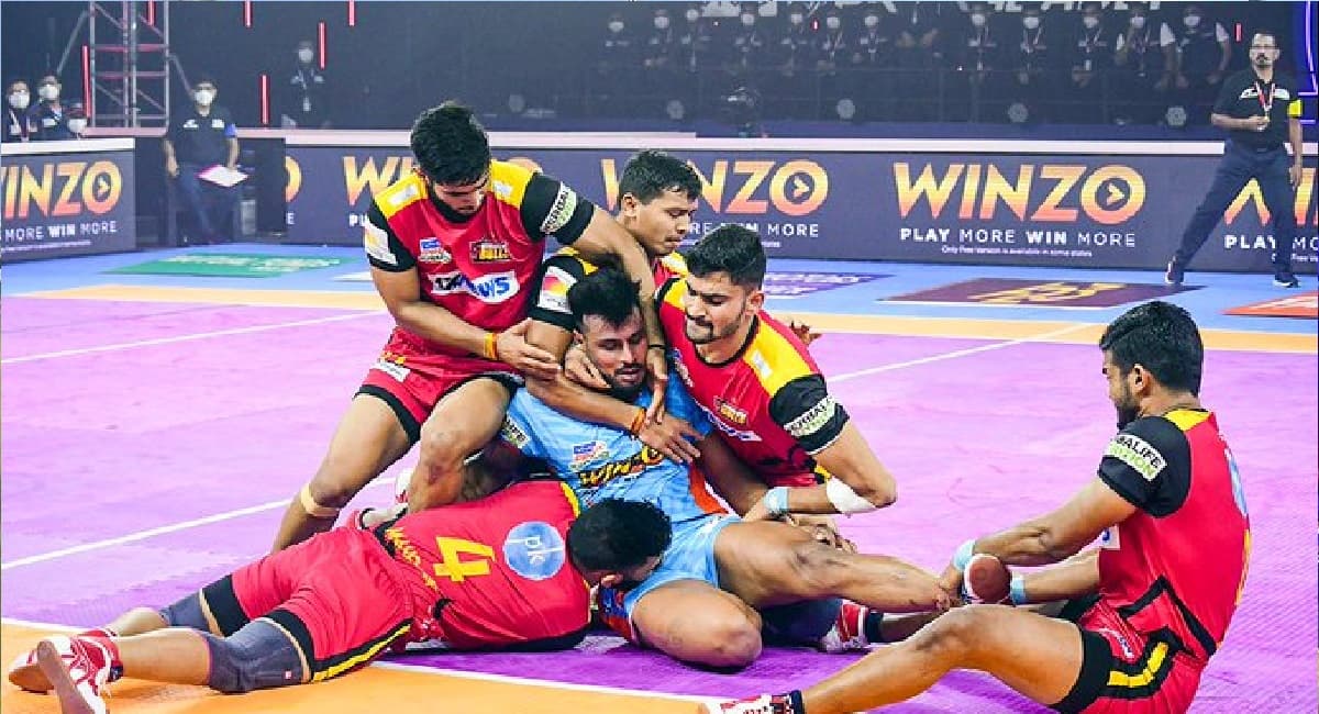 Pro Kabaddi League: बेंगलुरु बुल्स ने बंगाल वॉरियर्स को 36-35 से हराया, चमके पवन सहरावत और मनिंदर सिंह