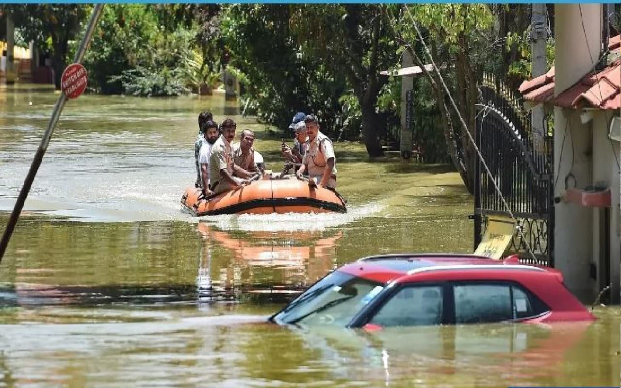 Bengaluru Flood: बारिश से थम गई बेंगलुरु की रफ्तार,UBER बुलाने पर आया ट्रेक्टर देखिए हर तरफ तबाही का मंजर
