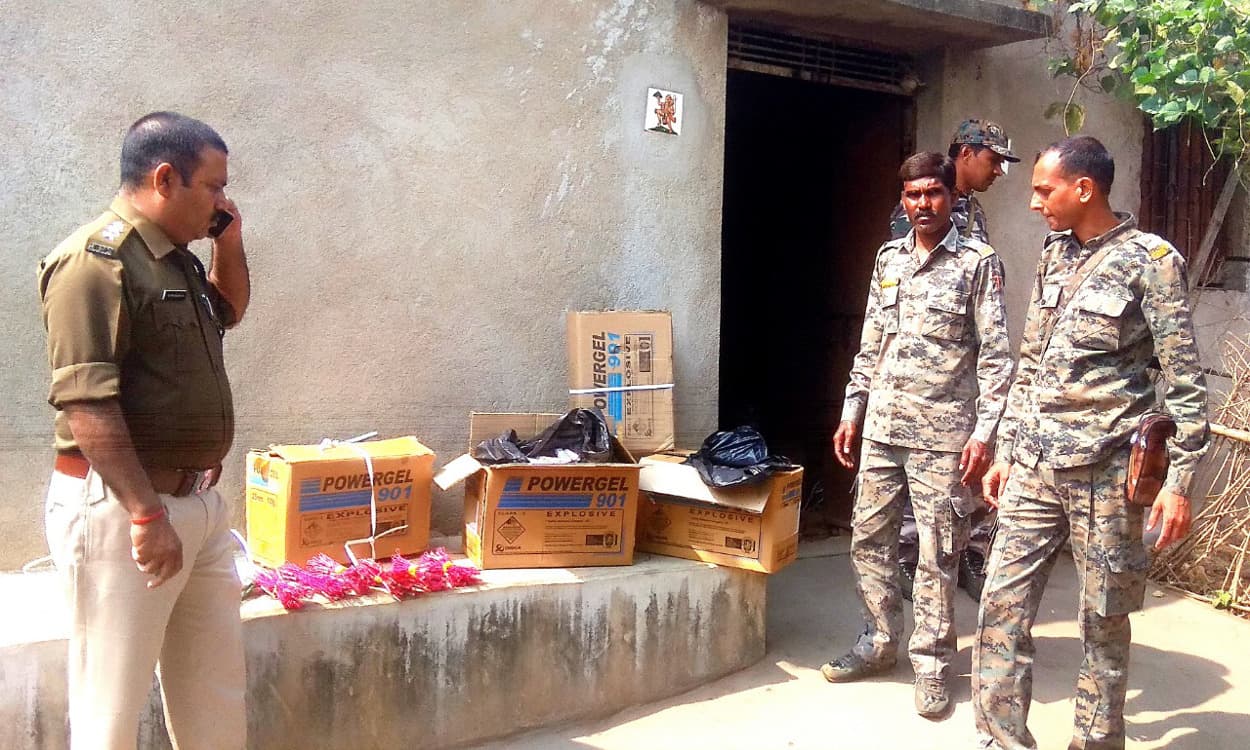 Jharkhand Crime News : दहलने से बचा बेरमो का ऊपरघाट, पुलिस ने विस्फोटकों से भरे 3 कार्टून को किया बरामद
