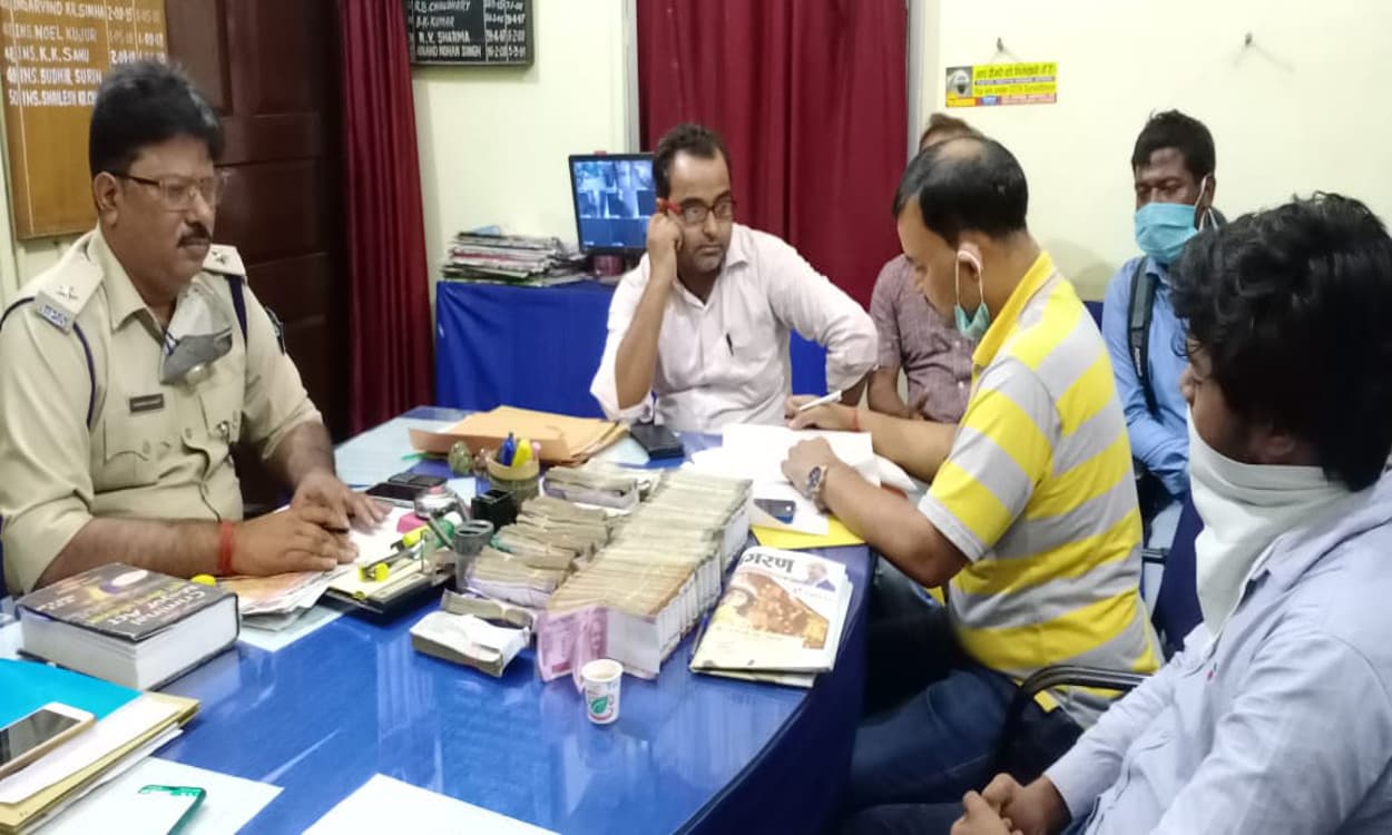 बेरमो विधानसभा उपचुनाव के बीच वाहन चेकिंग के दौरान कार से मिले 16 लाख से अधिक, जांच में जुटी आयकर विभाग की टीम