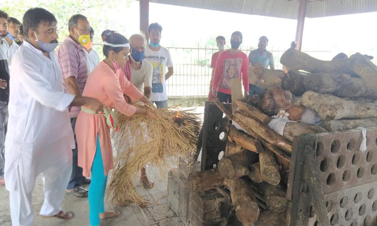 अमलाटोला की बेटी ने किया पिता का अंतिम संस्कार, मुखाग्नि भी दी