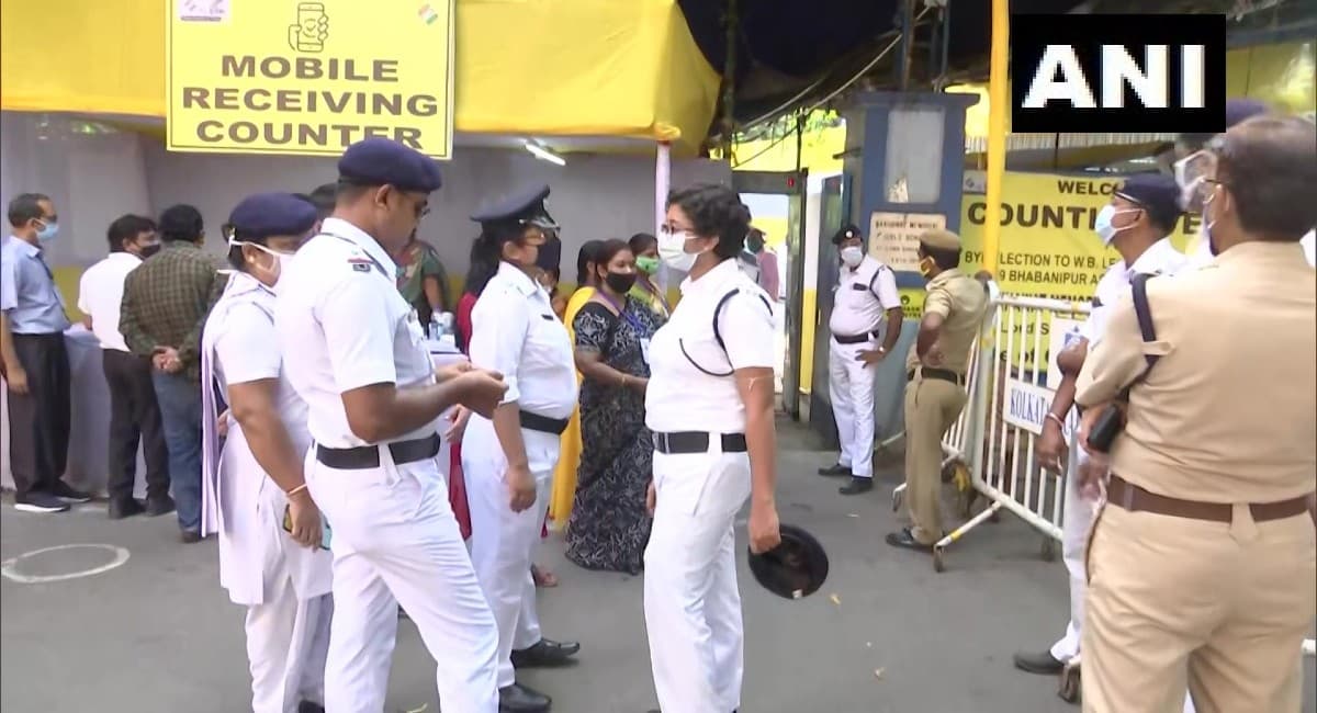 Bhabanipur Bypoll Result : दीदी की बंगाल में बची रहेगी कुर्सी, भवानीपुर से 58000 मतों से जीतीं ममता बनर्जी