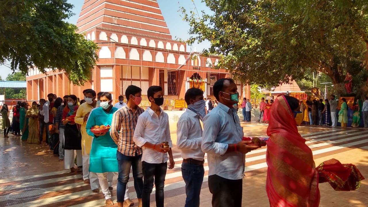 नवरात्रि के तीसरे दिन काशी में माता चंद्रघंटा मंदिर में लगा श्रद्धालुओं का तांता, मां के जयकारे की गूंज