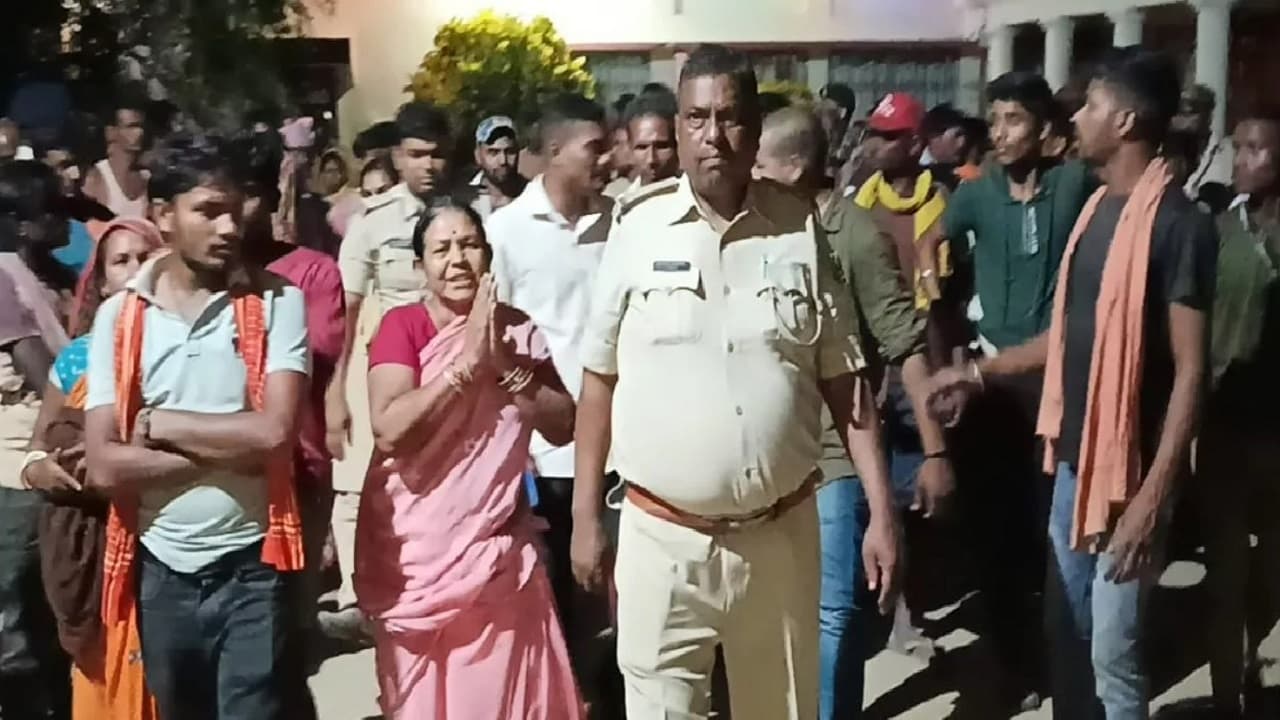 भागलपुर में छापेमारी करने गई पुलिस पर ग्रामीणों ने किया हमला, आरोपी की पत्नी से दुर्व्यवहार पर जमकर पीटा