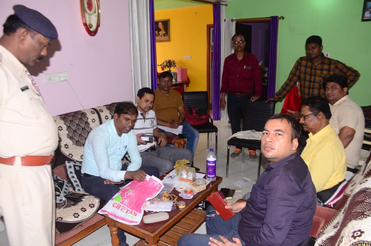 Bhagalpur News: छापेमारी में धनकुबेर निकला अभियंता मधुकांत मंडल, लाखों रुपये के आभूषण और मूर्तियां बरामद