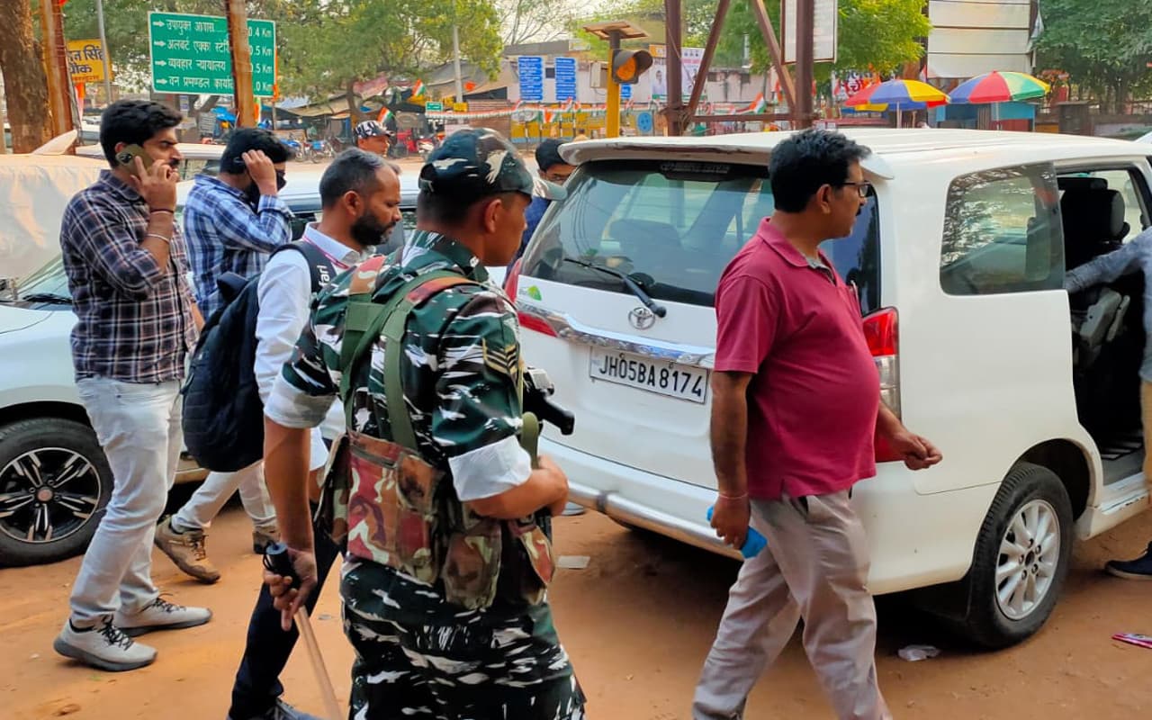 झारखंड : सिमडेगा में राजस्व कर्मचारी के आवास में ईडी की छापेमारी, साढ़े 8 घंटे पूछताछ के बाद हिरासत में लिया