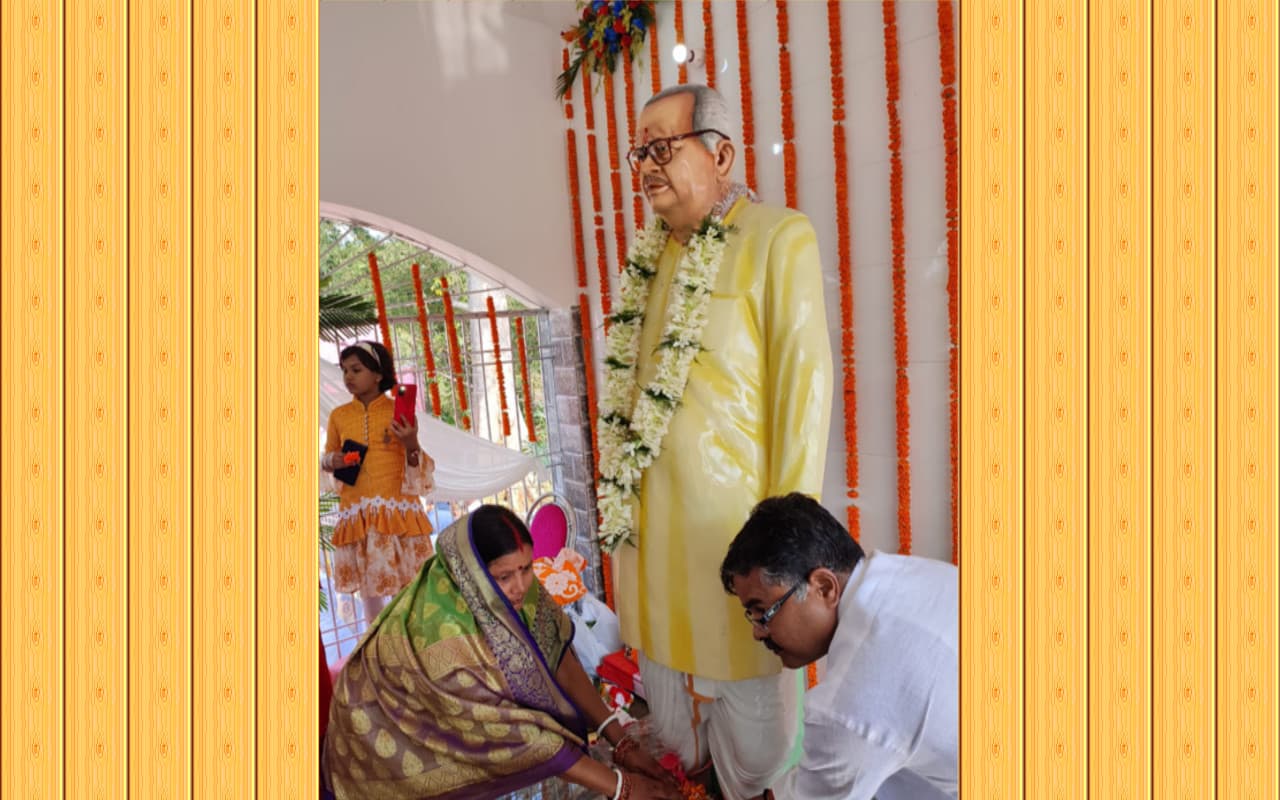 Father's Day 2023: धनबाद के गोविंदपुर में बेटे का दिखा पिता के प्रति प्यार, याद में लगायी आदमकद प्रतिमा