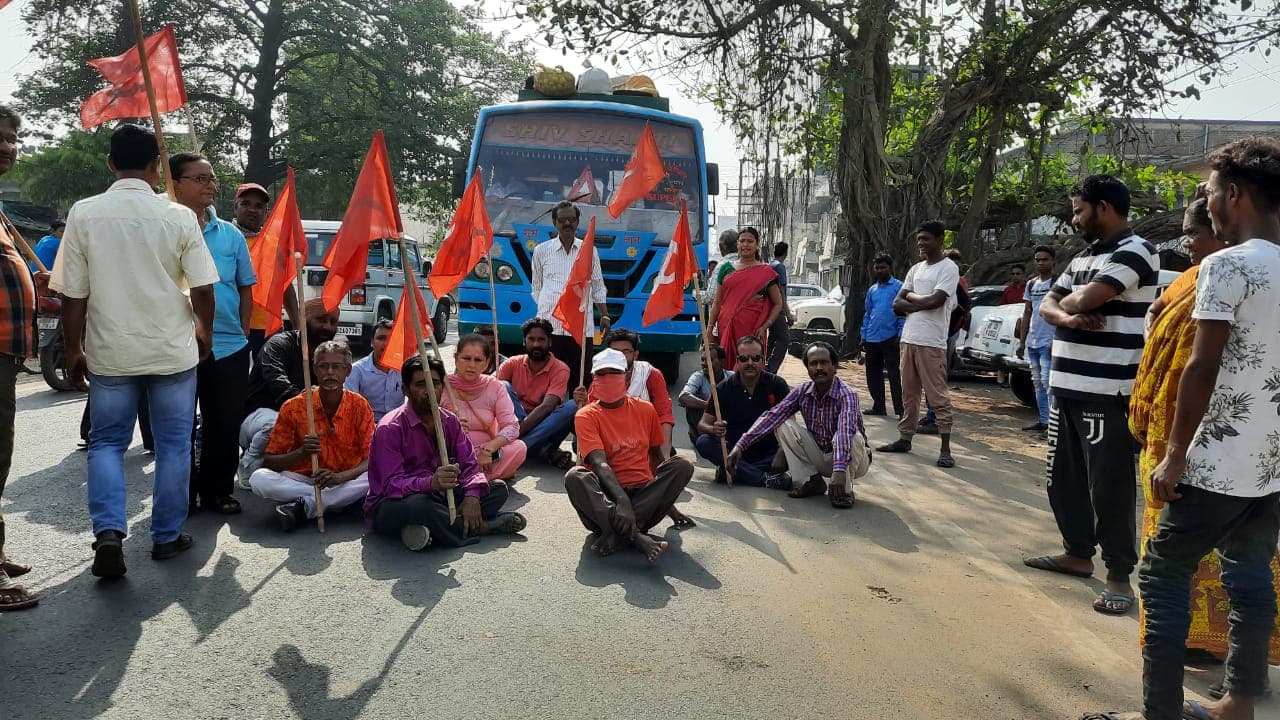 Bharat Bandh: बंगाल में सीपीएम कार्यकर्ताओं ने किया सड़क ब्‍लॉक, पुलिस के साथ हुई जोरदार झड़प