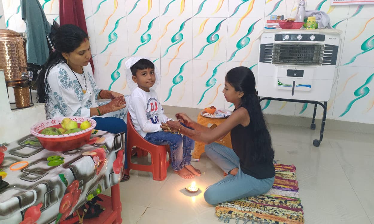 कोरोना महामारी में बहनों ने भाइयों की रक्षा के लिए बांधी राखी