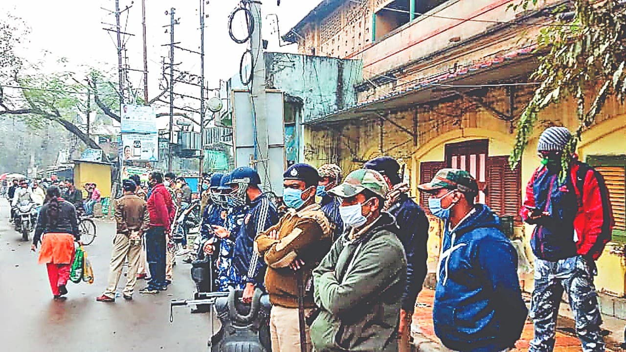 बंगाल में नेताजी की जयंती पर तृणमूल-भाजपा समर्थकों में हिंसक झड़प, पथराव और गोलीबारी