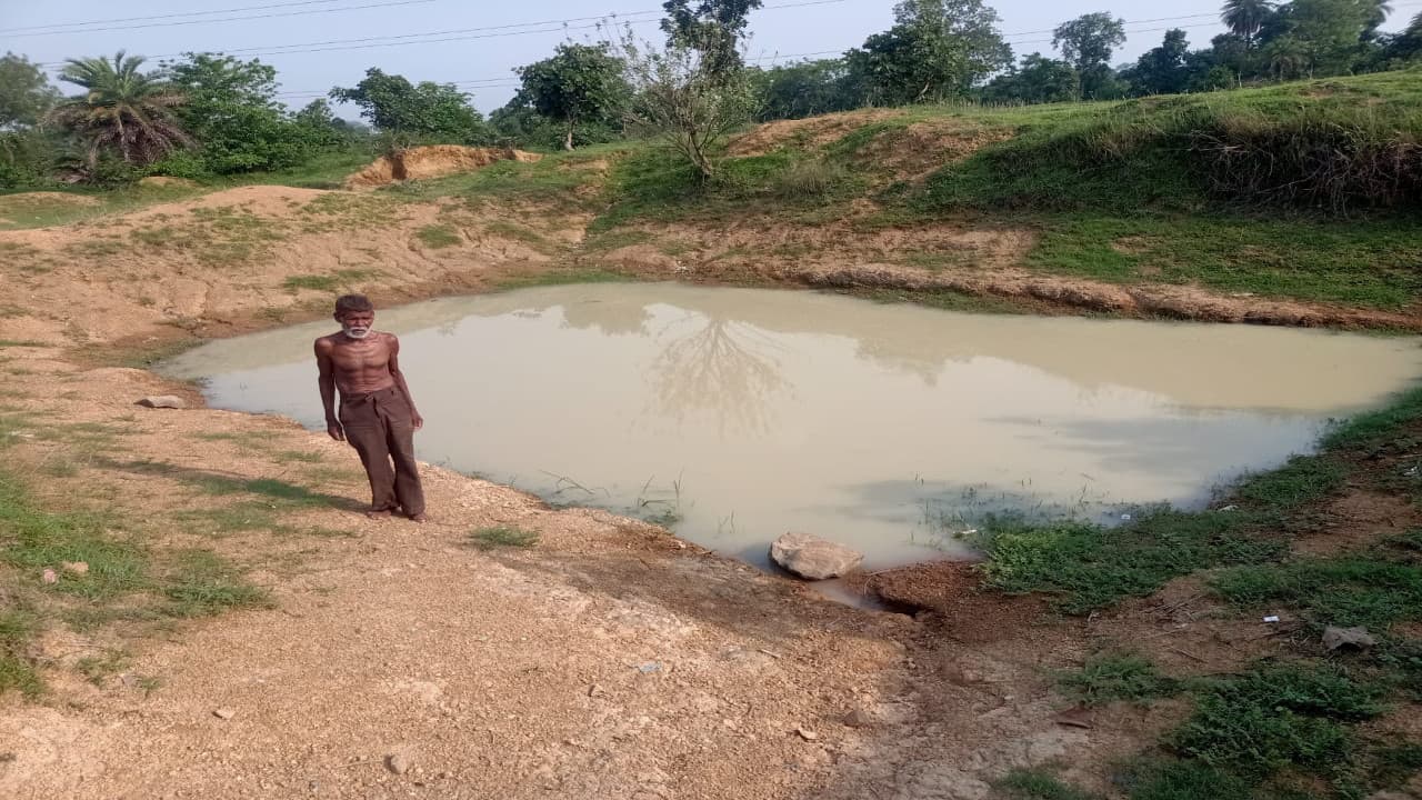 62 वर्षीय भोलानाथ के जुनून को देखिए, गांव में पानी की समस्या देख खोद डाले 3 तालाब और एक कुआं