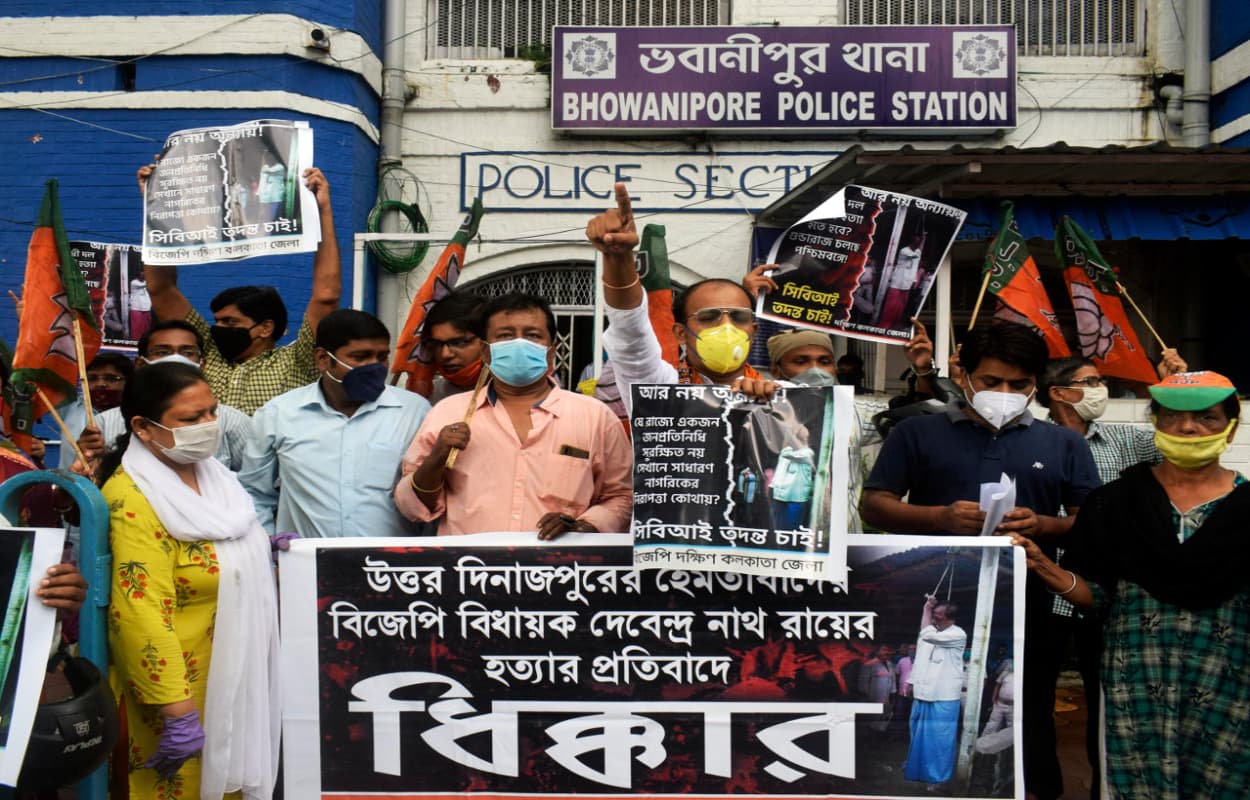 बंगाल में भाजपा विधायक की मौत की सीबीआई जांच की मांग पर कार्यकर्ताओं ने किया प्रदर्शन