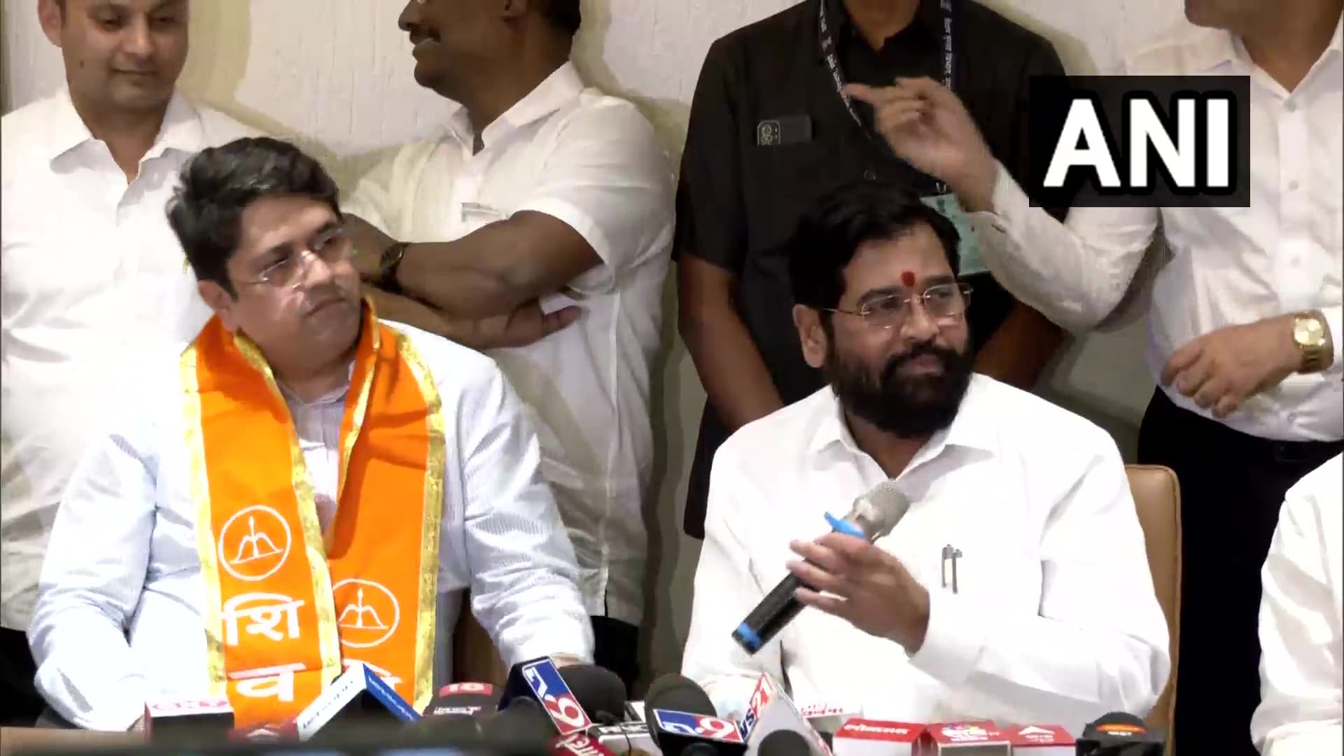 उद्धव ठाकरे को फिर झटका, सुभाष देसाई का बेटा भूषण शिवसेना में शामिल