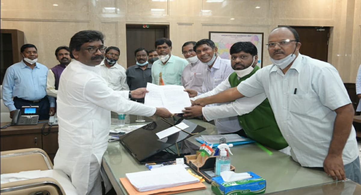 Jharkhand News : CM हेमंत सोरेन से मिले अल्पसंख्यक स्कूलों के प्रतिनिधिमंडल, बोले- समस्या जल्द होगी दूर