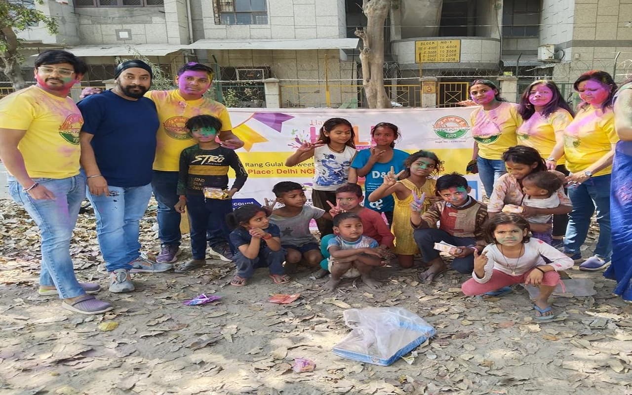 Holi 2023: बिभर्ते ने मनाई झुग्गियों के बच्चों के साथ होली