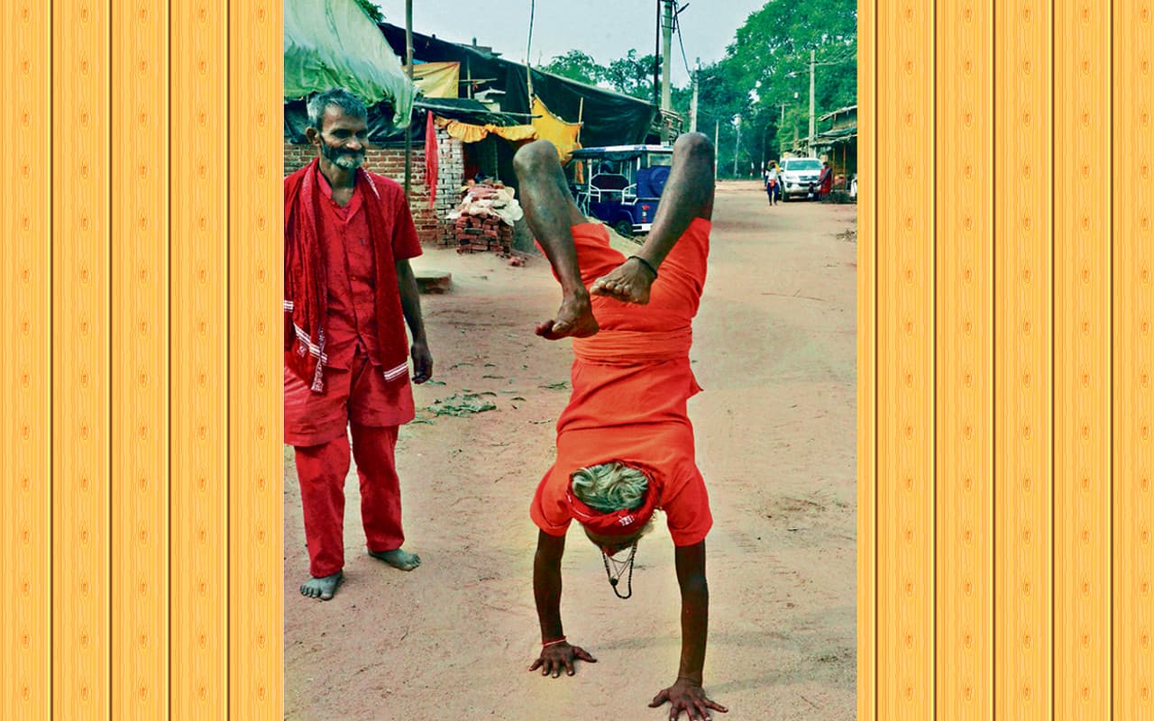 देवघर में 'बिच्छू बम' को देखने लोगों की उमड़ी भीड़, हाथों के बल 119 दिनों में पहुंचे बाबाधाम