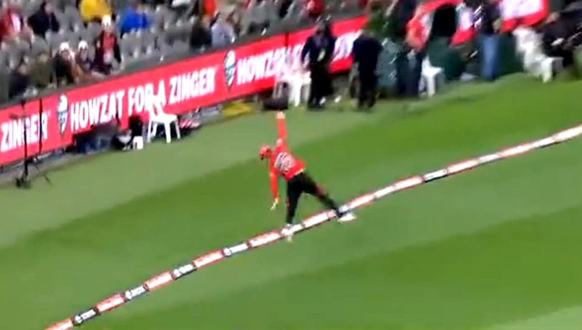 Big Bash League: इस ऑस्ट्रेलियाई क्रिकेटर ने हवा में उड़कर पकड़ा शानदार कैच, आप भी देखें Video