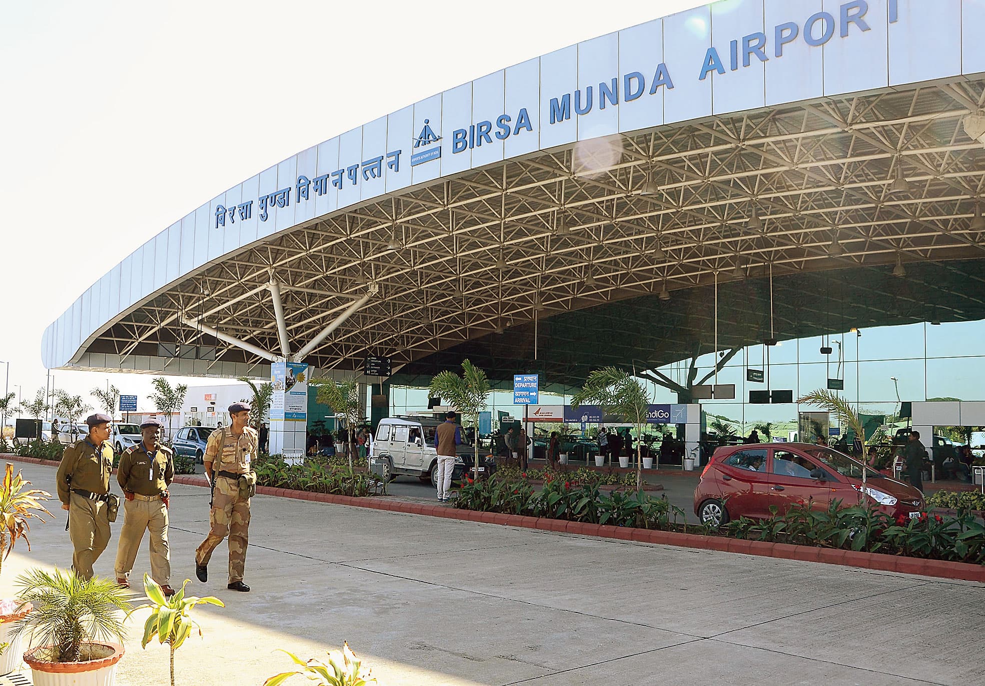 यात्रियों को सुरक्षित हवाई यात्रा कराना बड़ी चुनौती : निदेशक