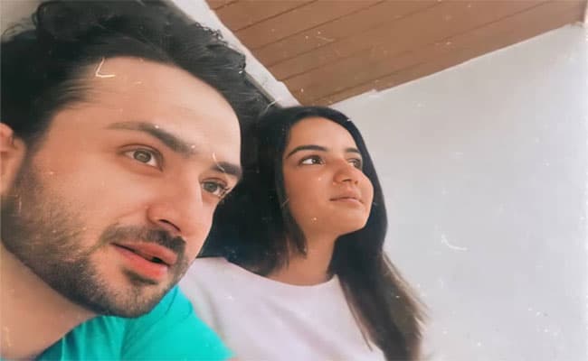 Bigg Boss  फेम Jasmin Bhasin ऐसे मनाने वाली हैं अपना बर्थडे,  Aly Goni के साथ एक्ट्रेस की रोमांटिक लंच की फोटो हुई Viral