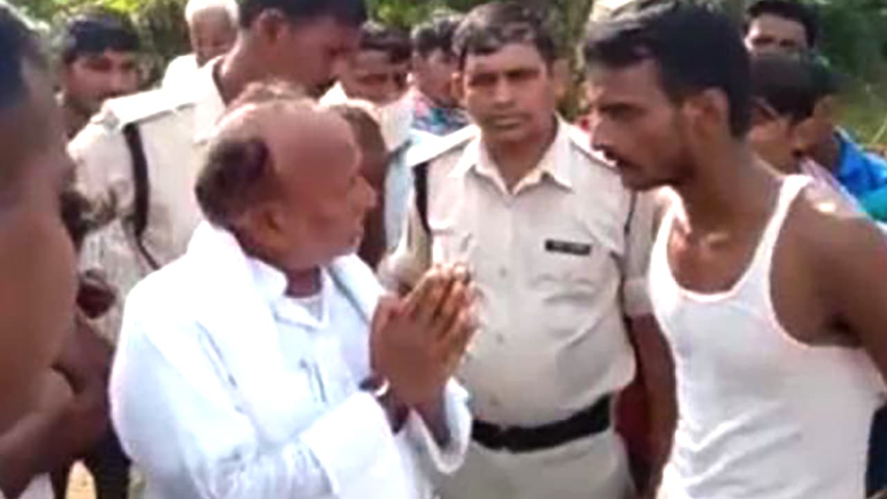 Bihar Election 2020: दूसरी बार JDU के इस विधायक का वीडियो वायरल, भड़के युवा, मांगा काम का हिसाब-किताब, गांव से किया रफा-दफा