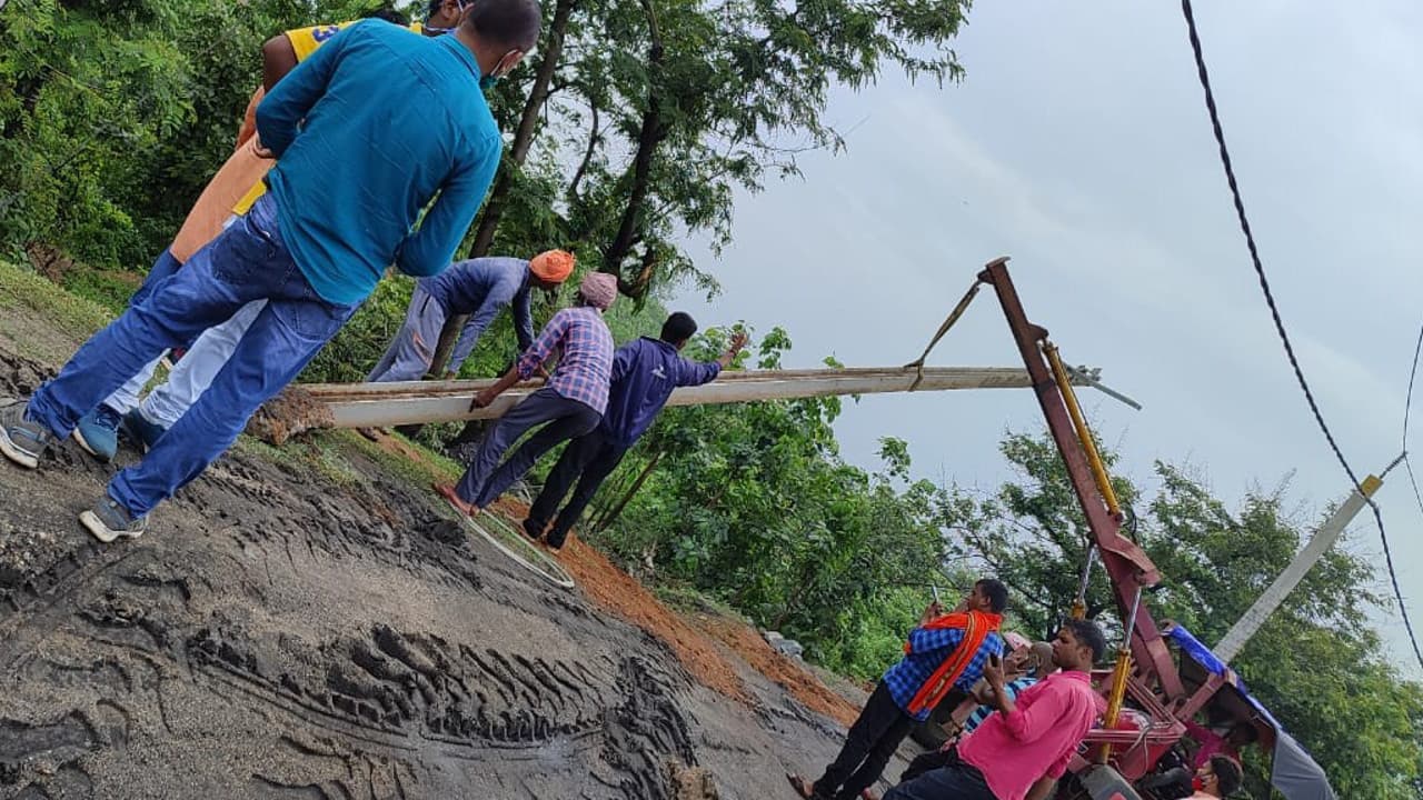 हजारीबाग के कर्णपुरा क्षेत्र में 40 घंटे से नहीं है बिजली, 175 गांव के ग्रामीणों का जनजीवन हुआ अस्त व्यस्त, जानिये क्या है कारण