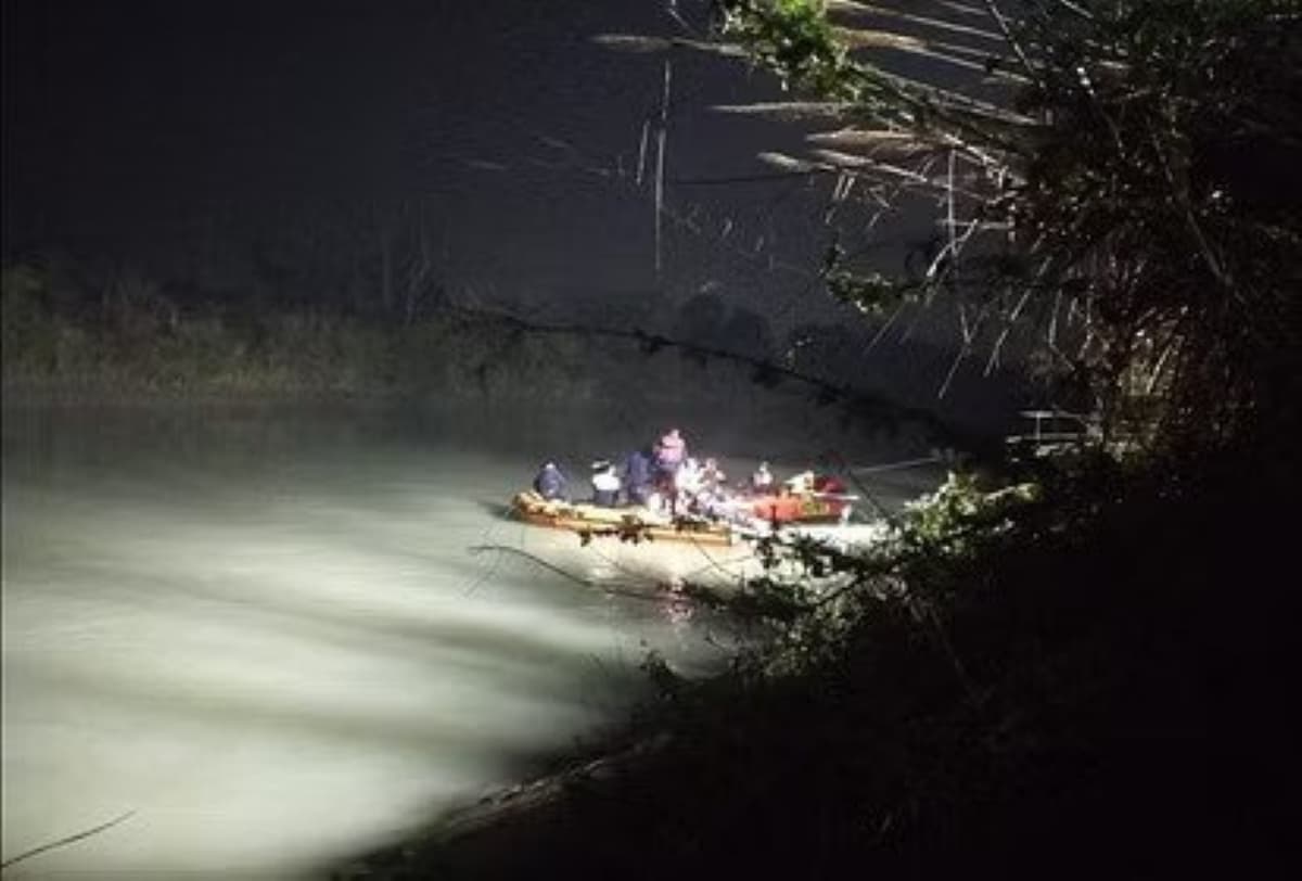 UP News: बिजनौर में पांच युवकों समेत नदी में समा गई कार, एक ने कूदकर बचाई जान, गोताखोरों की टीम तलाश में जुटी