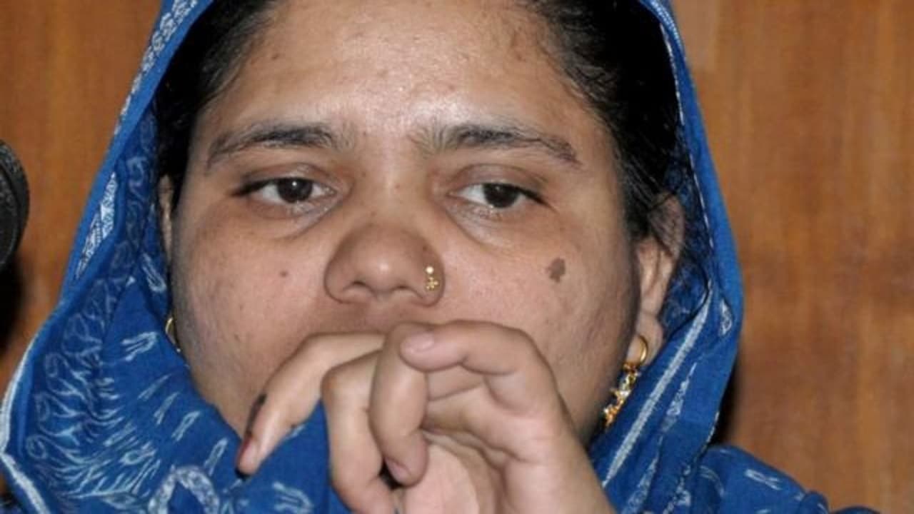 बिलकिस बानो मामले में 11 दोषियों की रिहाई के खिलाफ आज सुनवाई करेगा सुप्रीम कोर्ट
