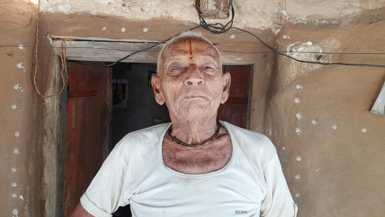 गांव की सरकार : गिरिडीह की खुखरा पंचायत के पूर्व मुखिया बिंदेश्वरी आज भी लोगों को दे रहे कानूनी सलाह