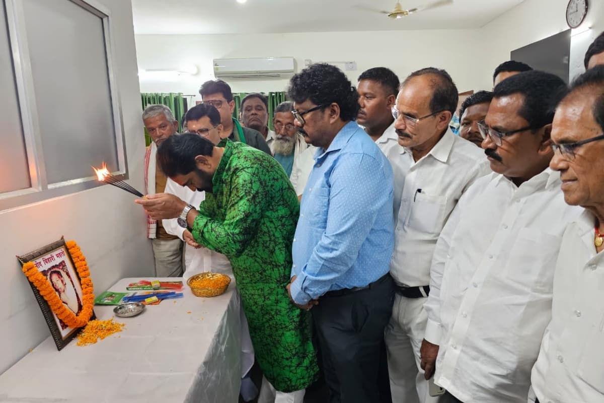 बिनोद बिहारी महतो जन्मशती: झामुमो ने झारखंड के लिए संघर्षों को किया याद, संगठन की मजबूती का दिया निर्देश