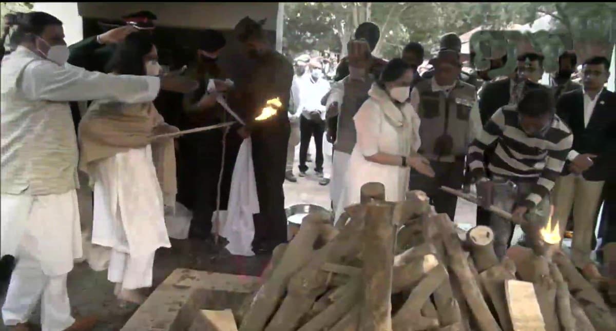 CDS जनरल बिपिन रावत और उनकी पत्नी को बेटियों ने दी मुखाग्नि, चेहरे पर थे गर्व के भाव