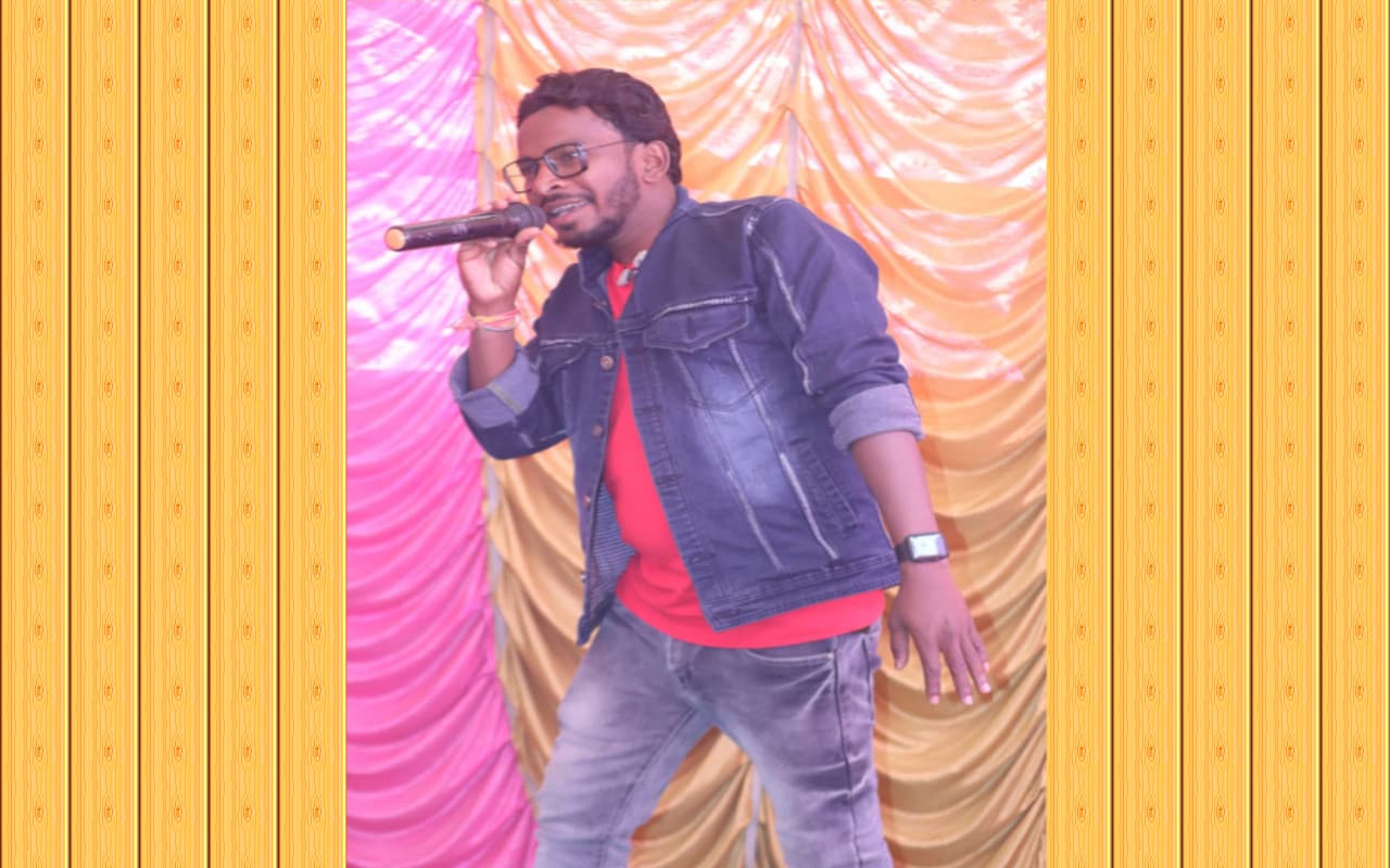 Jharkhand News: जंगल में बकरी चराते-चराते संताली गायक बने बीरालाल बेसरा, यू-ट्यूब पर धूम मचा रहे इनके गानें