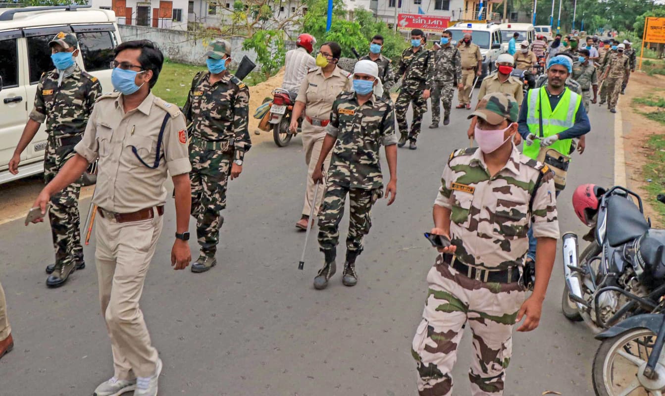 बंगाल में रैली के लिए जुटे भाजपा कार्यकर्ताओं पर फेंका बम