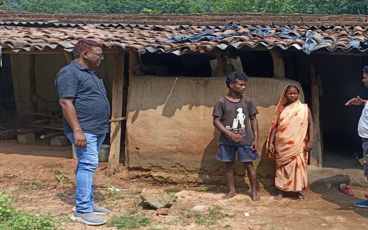 बोकारो के बिरहोर डेरा पहुंचा प्रशासन, दिव्यांग दंपती को सरकारी योजना का लाभ देने का मिला आश्वासन