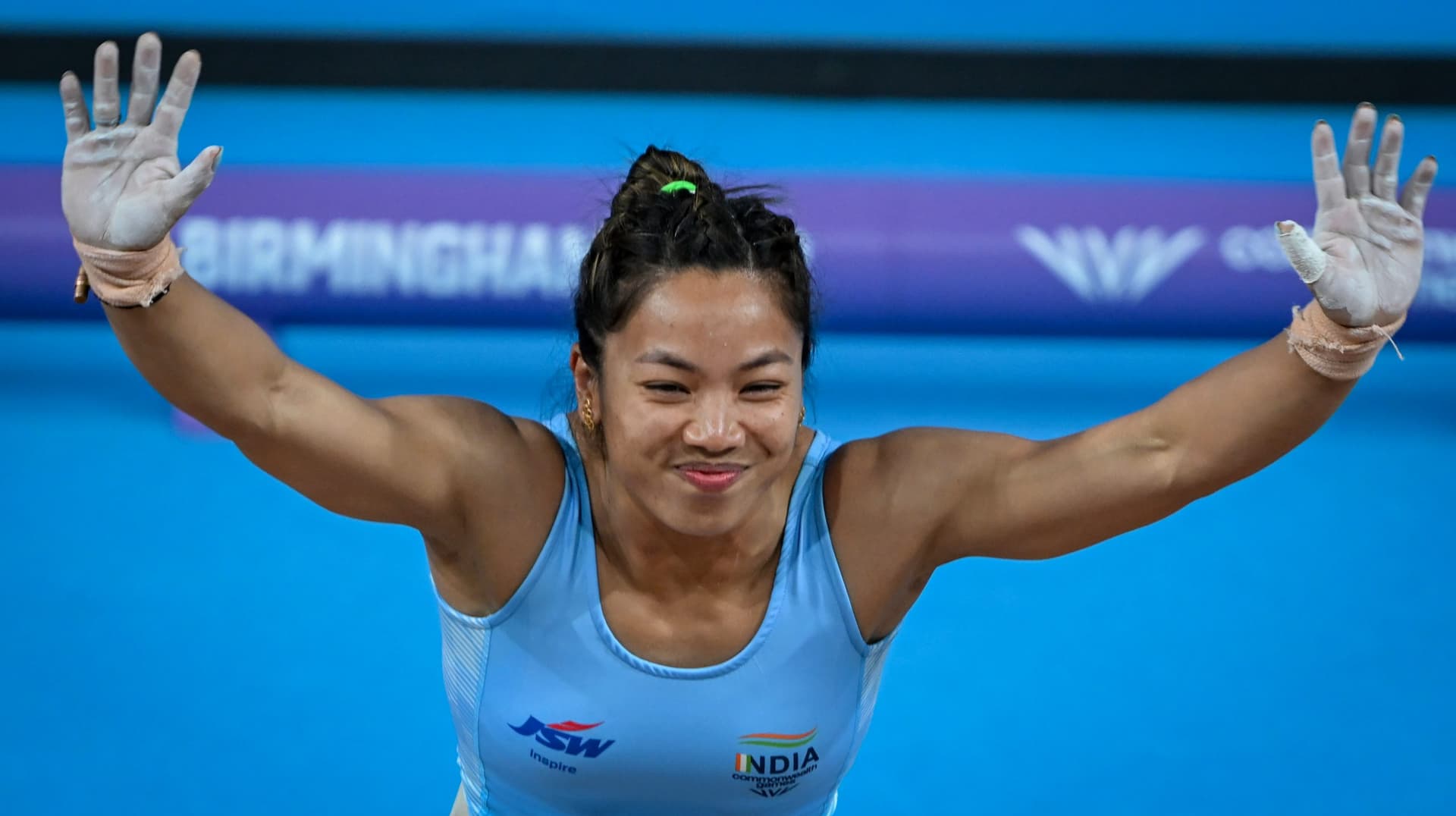 CWG 2022: मीराबाई चानू के गोल्ड से मणिपुर में जश्न, बेटी की सफलता के लिए रातभर प्रार्थना करती रही मां