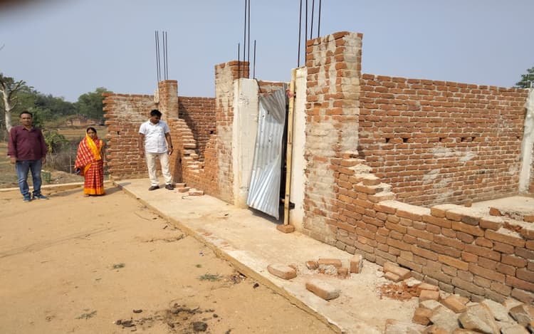 गिरिडीह : झुंड से बिछड़े एक हाथी ने बिरनी ब्लॉक में मचाया उत्पात, घरों की दीवार क्षतिग्रस्त कर खा गया अनाज