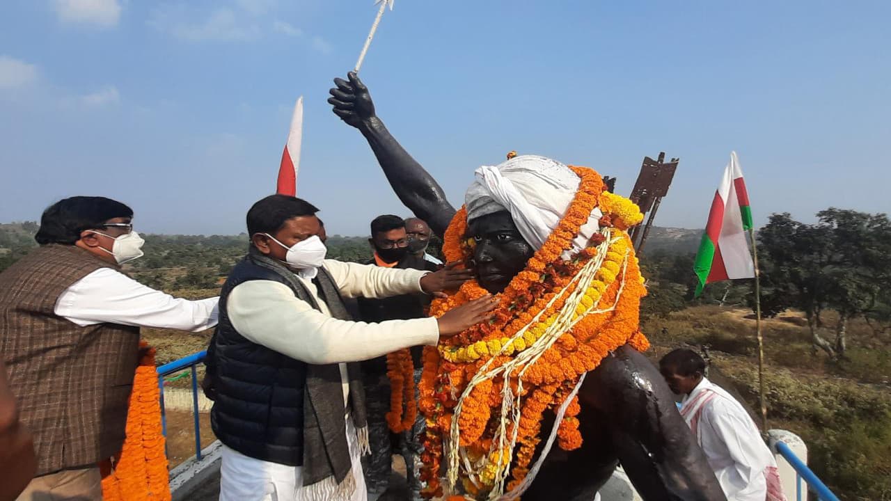 ऐतिहासिक स्थल डोंबारी बुरु है प्रेरणा का केंद्र, भगवान बिरसा मुंडा समेत अन्य शहीदों को दी गयी श्रद्धांजलि