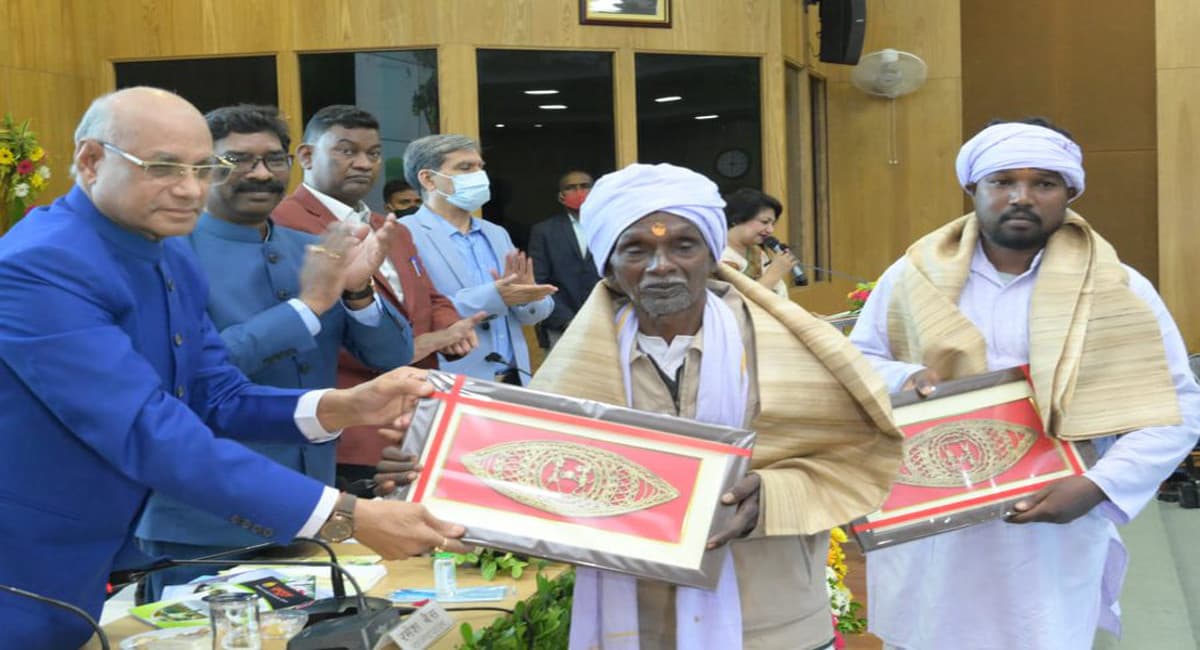 Jharkhand Foundation Day 2021: बिरसा मुंडा के वंशज समेत कई विभूति हुए सम्मानित, राज्यपाल व सीएम ने दिया सम्मान