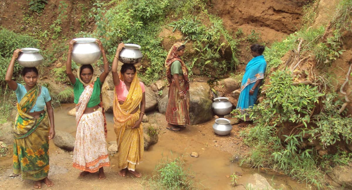 गुमला के बिशुनपुर में लाल पानी पीकर बीमार हो रहे हैं ग्रामीण, मलेरिया, डेंगू व डायरिया का भी है प्रकोप