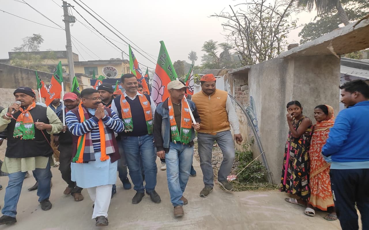 अमित शाह के चाईबासा आगमन को लेकर BJP नेताओं की तैयारी तेज, पदयात्रा कर लोगों को दे रहे आमंत्रण